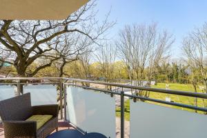 Balkón alebo terasa v ubytovaní Seaside Apartment with Parking & AC - 150 m to the Beach by Noclegi Renters