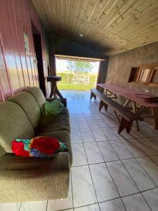 sala de estar con sofá y mesa de ping pong en Casa da Valda 1, en Arroio do Silva