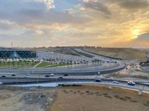 un'autostrada con le auto in una città di PYRAMUSE INN a Il Cairo