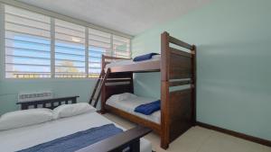 Ένα ή περισσότερα κρεβάτια σε δωμάτιο στο Moana's Beach Apartment in Luquillo PR Beach View