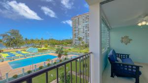 - Balcón con vistas a la piscina y al edificio en Moana's Beach Apartment in Luquillo PR Beach View, en Luquillo