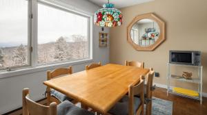 TV a/nebo společenská místnost v ubytování Sugarbush Snowside Condo 14