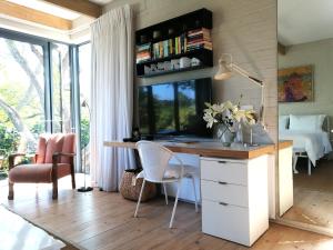 ein Heimbüro mit einem Schreibtisch und einem Fenster in der Unterkunft Fresh in Kapstadt
