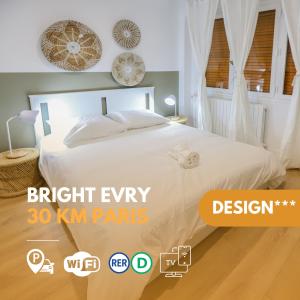 - une chambre avec un lit doté d'un couvre-lit blanc dans l'établissement Appart'Hôtel Le Bright Evry- 4 Chambres Design, à Évry-les-Châteaux