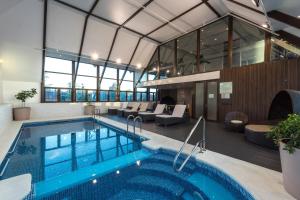 Bazén v ubytování Courtyard by Marriott Puerto Montt nebo v jeho okolí
