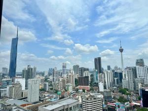 uma vista de uma cidade com muitos edifícios em Eaton Service Apartment at KLCC em Kuala Lumpur