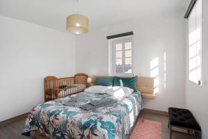 a bedroom with a bed and a window at Casa Davó in Leiria