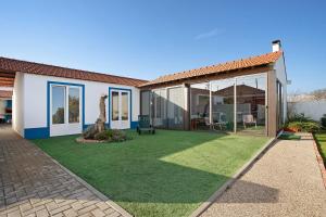 a house with a large yard with a lawn at Casa Davó in Leiria
