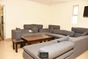 ein Wohnzimmer mit einem Sofa und einem Tisch in der Unterkunft Milimani Resort Kakamega in Kakamega