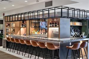 Ο χώρος του lounge ή του μπαρ στο Delta Hotels by Marriott Kamloops