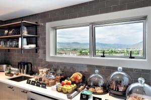 Η κουζίνα ή μικρή κουζίνα στο Delta Hotels by Marriott Kamloops