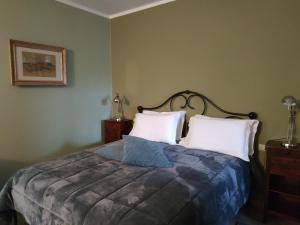 um quarto com uma cama grande e 2 almofadas brancas em Cascina Dani em Agliano Terme