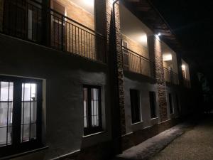 um edifício vazio com janelas e uma varanda à noite em Cascina Dani em Agliano Terme