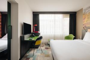 una camera d'albergo con letto e scrivania con computer di Savoy Hotel Rotterdam a Rotterdam