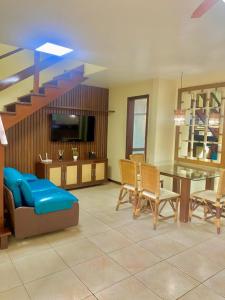 ein Wohnzimmer mit einem Sofa, einem Tisch und einem TV in der Unterkunft Solar pipa duplex lua cheia in Pipa