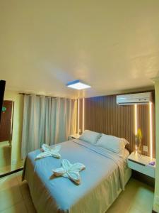 sypialnia z dużym łóżkiem z dwoma łukami w obiekcie Solar pipa duplex lua cheia w mieście Pipa