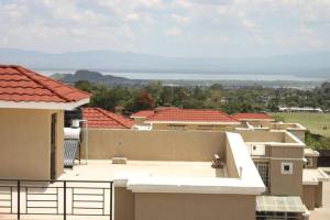 uma vista para uma cidade a partir do telhado de um edifício em Lux Suites Milimani Executive Apartments Nakuru em Nakuru