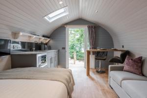 1 dormitorio con 1 cama y 1 sofá en una habitación en Long Ashes - Tan, en Tattenhall