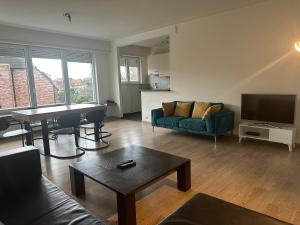 sala de estar con sofá y mesa en Spacious Apartment next to Port of Antwerp, en Amberes