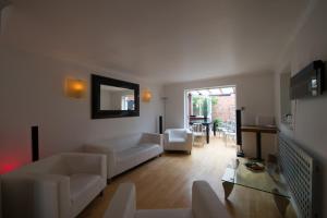a living room with a couch and a table at 4 Bed Townhouse 2 mins from everything & 1 parking space! in Stratford-upon-Avon