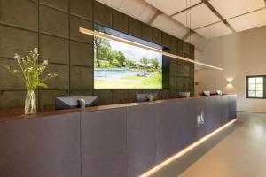un vestíbulo de oficina con una gran pantalla de proyección en la pared en Glamping Winterswijk en Miste