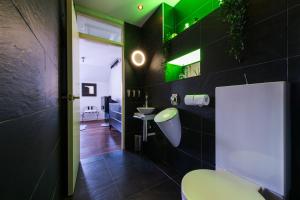 a bathroom with a toilet and a green ceiling at 4 Bed Townhouse 2 mins from everything & 1 parking space! in Stratford-upon-Avon +42 photos