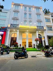 un grupo de motocicletas estacionadas frente a un hotel en Diamond Boutique Hotel en Ho Chi Minh