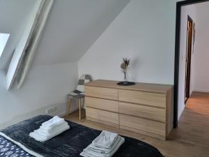 1 dormitorio con tocador y espejo en Gîte Chez Marie T 6 personnes, en La Boussac
