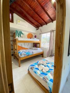 sypialnia z 2 łóżkami piętrowymi w domu w obiekcie HOSTAL LAS FLORES w mieście Capurganá