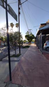 een straatbord op de hoek van een straat bij Las Cañas dpto in Guaymallen