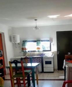 a kitchen with a table and a stove and a window at AbbeyHouse descanso y vacaciones in Victoria