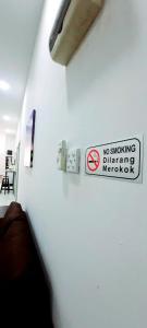 una señal de no fumadores en una pared de una habitación en Wan & Zam Homestay - Batu Pahat, en Kampong Mohamad Noor