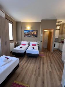 um quarto de hotel com duas camas em Bnbook-Tommaso Grossi Rho Fiera em Rho