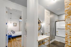 un bagno con lavandino e un letto in una camera di Old Spanish House- B, The Carter Jack Suite a Biloxi