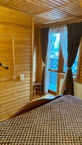 Postel nebo postele na pokoji v ubytování Goryanka family home