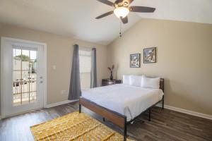 - une chambre avec un lit et un ventilateur de plafond dans l'établissement Century Oaks Townhome, à Gulfport