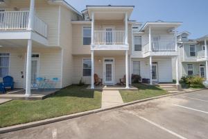 Une rangée de maisons avec une rue en face dans l'établissement Century Oaks Townhome, à Gulfport