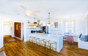 cocina y sala de estar con barra y bar en Old Spanish House- C, The Madeleine Suite, en Biloxi