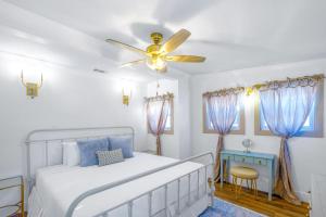1 dormitorio con 1 cama y ventilador de techo en Old Spanish House- C, The Madeleine Suite, en Biloxi