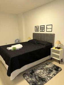 1 dormitorio con 1 cama grande y 1 alfombra en Aconchego e Conforto no Centro de Teresópolis, en Teresópolis