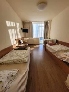 1 dormitorio con 2 camas y sala de estar en Ośrodek Uzdrowiskowy Malwa, en Ustroń