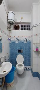 een badkamer met een toilet en een wastafel bij The Kashi Inn. A 7 bedroom holiday home. Near Assi Ghat. in Upal