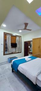 ein Schlafzimmer mit einem großen Bett und einem Spiegel in der Unterkunft The Kashi Inn - Near Assighat in Upal