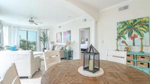 een woonkamer met een tafel en een slaapkamer bij Legacy I 201 in Gulfport