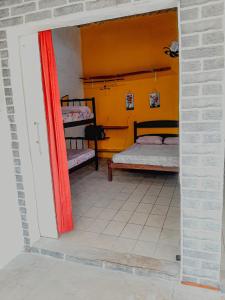 uma porta para um quarto com dois beliches em Camping estrela Ubatuba em Ubatuba