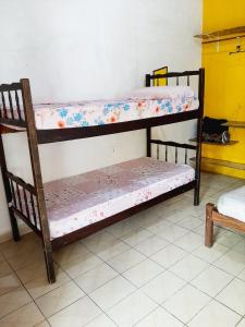 ウバトゥバにあるCamping estrela Ubatubaの二段ベッド2組が備わる客室です。