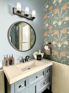 La salle de bains est pourvue d'un lavabo et d'un miroir. dans l'établissement Garden on Capital-Bourbon & Horse Country, à Frankfort