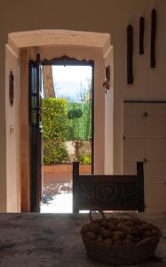 an open door to a room with a bowl of food at Casa en Villa Termal Las Caldas in Las Caldas