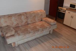 Sofá marrón en la sala de estar en Trogirsunset Apartments, en Trogir