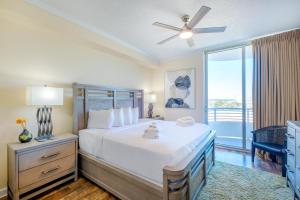 um quarto com uma grande cama branca e uma janela em Ocean Club 406 em Biloxi